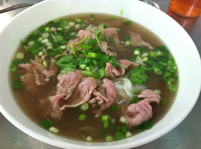 eat pho in saigon restaurant dau